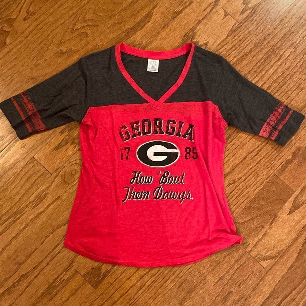 Rivalry threads 91 size large University of Georgia V-neck T-shirt